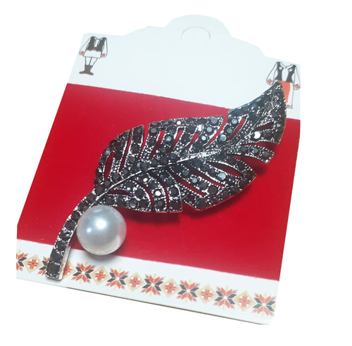 Brosa Martisor pe Carton cu Motive Traditionale Pana cu Perla Alba si Marcasite 1 8 Martie Ziua Femeii