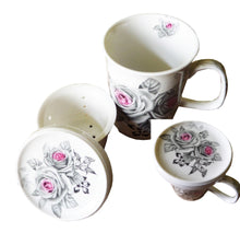 Încărcați imaginea în Galerie, Cana de Apa Ceai Ceramica cu Infuzor Trandafiri Gri-Roz