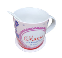 Încărcați imaginea în Galerie, Cana in Cutie Cadou cu Farfurioara si Lingurita Mesaj Te iubesc Mama