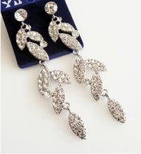 Încărcați imaginea în Galerie, Cercei Mireasa Lungi de Nunta Statement Frunze Cristal Rhinestone in Cutie Cadou Strasuri