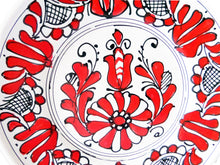 Încărcați imaginea în Galerie, Farfurie Decor cu Motive Traditionale Platou Ceramica de Corund Rosie Crini si Margarete 16 cm