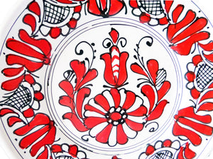 Farfurie Decor cu Motive Traditionale Platou Ceramica de Corund Rosie Crini si Margarete 16 cm