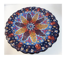 Încărcați imaginea în Galerie, Farfurie Platou cu Model Traditional Turcesc Ceramica Pictat Manual  Albastru-Portocaliu Decorativa 25 cm Turceasca