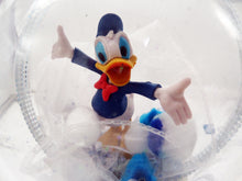 Încărcați imaginea în Galerie, Glob de Craciun cu Figurina Disney Clubul lui Mickey Mouse Ratoiul Donald Duck Blue 14 cm