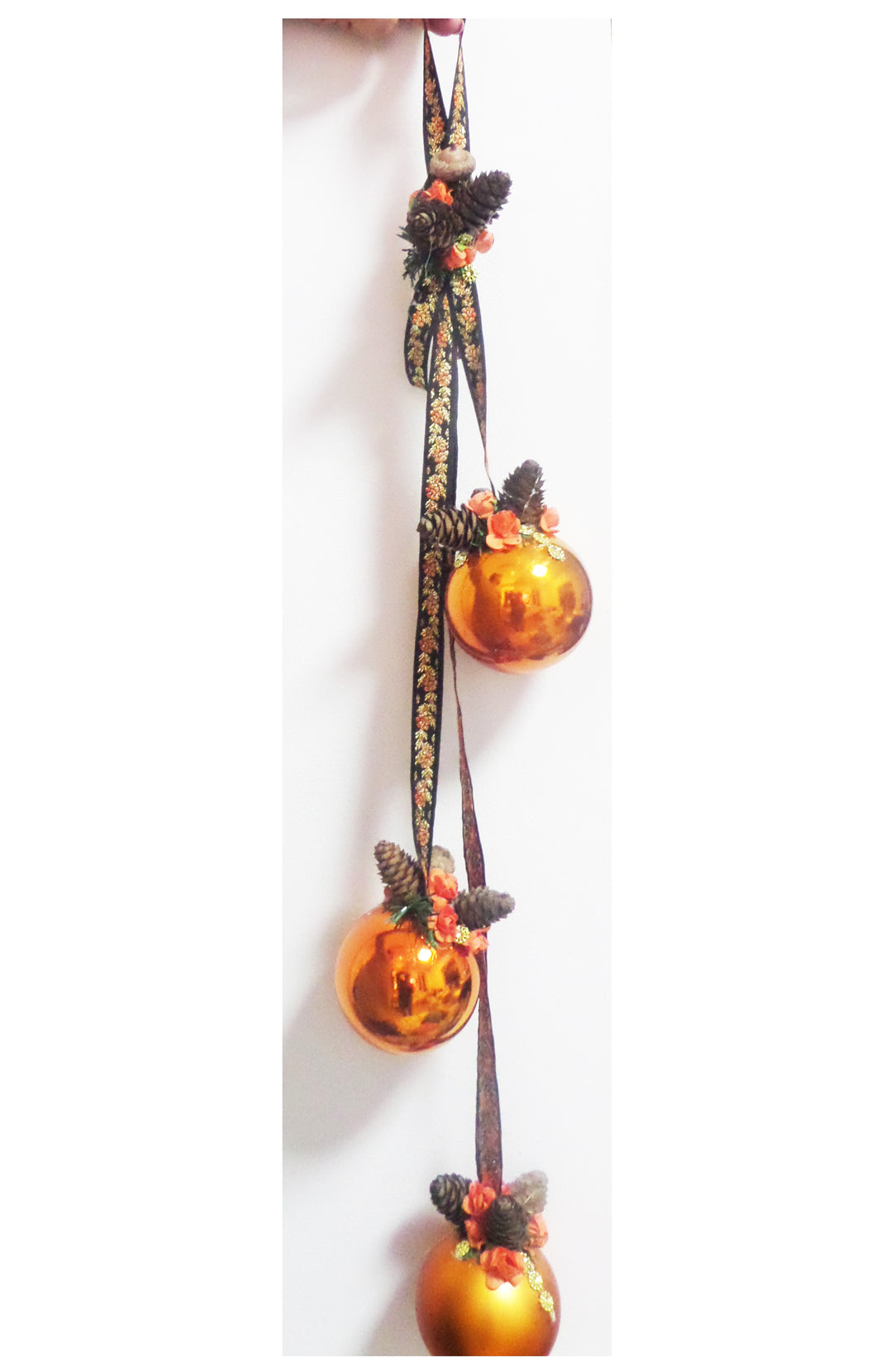 Ghirlanda Decorativa de Craciun Agatat din Globuri Brad Pom de Usa Portocalie Ornament
