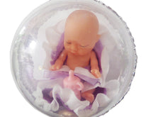 Încărcați imaginea în Galerie, Ornament Glob de Craciun cu Figurina 10 cm cu Figurina Copilas Bebe Mov Dormind cu Sticluta 100 mm Bebelas ce Doarme cu sticluta