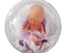 Ornament Glob de Craciun cu Figurina 10 cm cu Figurina Copilas Bebe Mov Dormind cu Sticluta 100 mm Bebelas ce Doarme cu sticluta