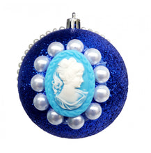Încărcați imaginea în Galerie, Glob de Craciun Brad Pom Lady Camee Glitter Albastru si Perle 10 cm cadou Mos Craciun