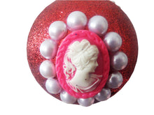 Încărcați imaginea în Galerie, Glob de Craciun Brad Pom Lady Camee cu Perle Rosu Glitter 10 cm Cadou Sarbatori de Iarna