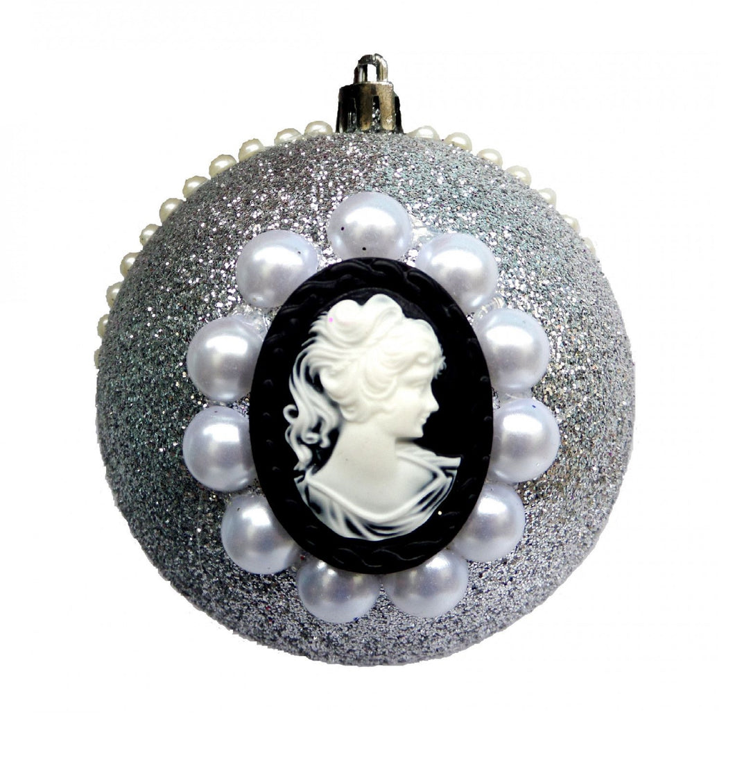 Glob de Craciun Brad Pom Lady Camee Glitter Silver Argintiu si Perle 10 cm cadou de Craciun Sarbatori de Iarna