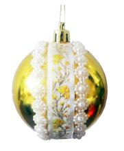 Încărcați imaginea în Galerie, Set Globuri de Craciun 3 buc Auriu-Galben cu Motive Taranesti Flori si Perle 8 cm Traditionale Lucios 80 mm cadou Sarbatori
