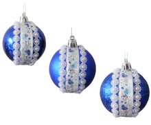 Încărcați imaginea în Galerie, Set Globuri de Craciun 3 buc Albastre 8 cm cu Motive Taranesti Flori si Perle 80 mm Cadou Craciun