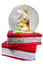 Încărcați imaginea în Galerie, Mini-Glob Craciun cu Lichid si Zapada Cristal Treimea Familia Sfanta Carte Rosie