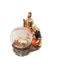 Încărcați imaginea în Galerie, Glob de Craciun cu Lichid din Sticla Cristal Zapada Pruncul Isus Familia Sfanta 14 cm
