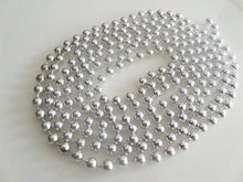 Încărcați imaginea în Galerie, Ghirlanda din Margele de Craciun Decorativa de Brad Sirag de Agatat Pom Argintiu 2.50 m cadou 8 mm