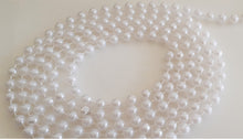 Încărcați imaginea în Galerie, Ghirlanda din Margele de Craciun Decorativa de Brad Sirag de Agatat Pom Alb Mat 2.50 m 8 mm