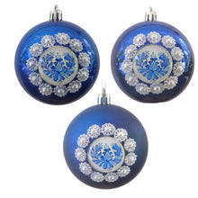 Încărcați imaginea în Galerie, Set Globuri de Craciun de Brad Pom 3 buc cu Motive Traditionale Flori Populare Taranesti Albastre de Corund 8 cm Ornamente 80 mm