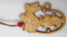 Încărcați imaginea în Galerie, Decoratiune de Brad din Lemn Pirogravata de Craciun Renul Rudolf Manusa Craciun