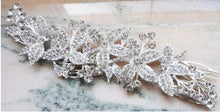 Încărcați imaginea în Galerie, Pieptan Agrafa Mireasa Tiara Accesoriu Voal Par Nunta Strasuri si Cristale Floare de Crin
