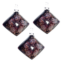 Încărcați imaginea în Galerie, Bijuterie Cadou din Margele Lampa Pandantiv din Sticla de Murano Model Romb cu Flori Cale Mov 40x45 mm
