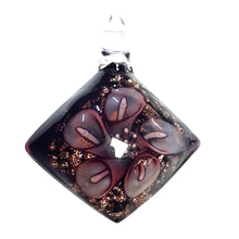 Încărcați imaginea în Galerie, Bijuterie Cadou din Margele Lampa Pandantiv din Sticla de Murano Model Romb cu Flori Cale Mov 40x45 mm Martie Martisor