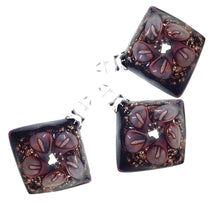 Încărcați imaginea în Galerie, Bijuterie Cadou din Margele Lampa Pandantiv din Sticla de Murano Model Romb cu Flori Cale Mov 40x45 mm Floral
