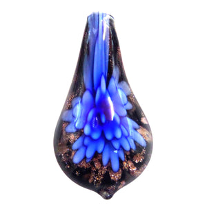 Pandantiv din Sticla de Murano Lacrima cu Floare de Colt Albastru Regal 30x60 mm