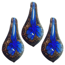 Încărcați imaginea în Galerie, Bijuterie Cadou din Margele Lampa Pandantiv din Sticla de Murano Model Lacrima cu Flori Branduse Albastru Intens Regal 30x60 mm Cadou Doamne