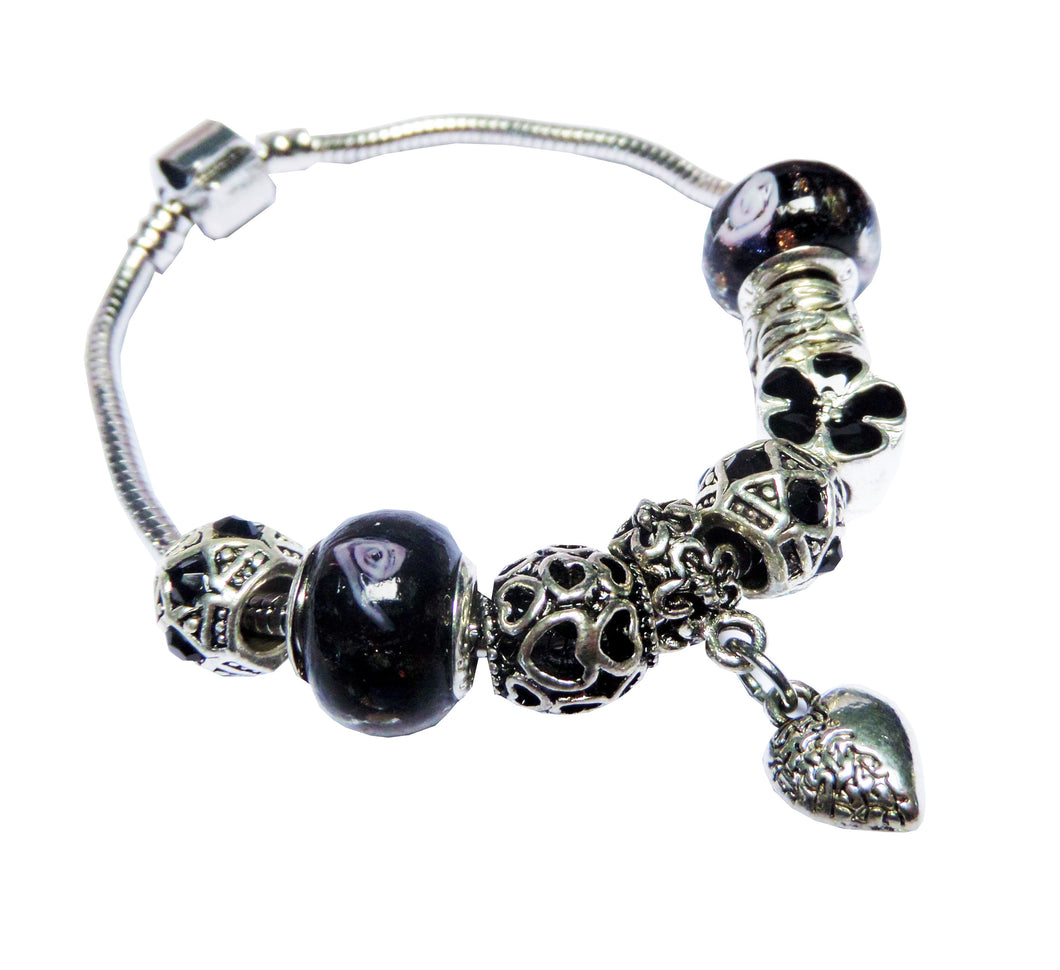 Bratara in Stil Pandora din Sticla de Murano Trandafirasi Margele Lampa Lampwork Negre si Charm Metal Inima Cadou