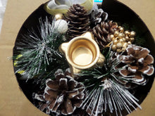 Încărcați imaginea în Galerie, Decoratiune Aranjament de Craciun Suport Lumanare Masa Advent Conuri Brad Bronz-Gold Cadou Craciun