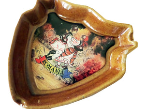 Scrumiera Cadou Barbati din Ceramica Suvenir Stema Romaniei Dansatori Tarani Populari