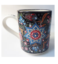 Încărcați imaginea în Galerie, Cana cu Motive Traditionale Turcesti din Ceramica Pictata Manual Handmade Floare de Colt Neagra Turcia Turceasca