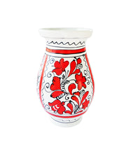 Încărcați imaginea în Galerie, Vaza cu Motive Traditionale din Ceramica de Corund Romanesti Rosie Clopotei si Margarete 16 cm