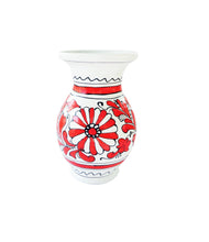 Încărcați imaginea în Galerie, Vaza cu Motive Traditionale Populare Taranesti Romanesti din Ceramica de Corund Rosie Flori de Musetel 16 cm