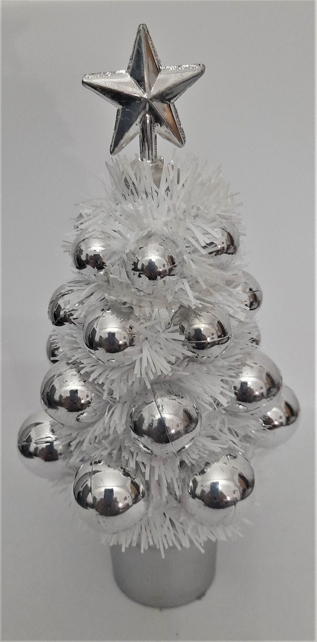 Brad Artificial de Craciun, in Ghiveci,  Decorat cu Globuri Argintiu 16.50 cm