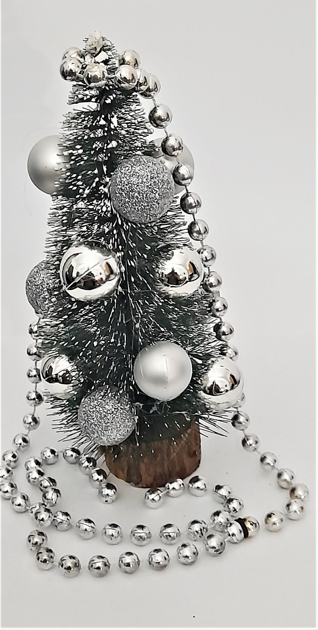 Brad Artificial de Craciun, pe suport de lemn Decorat cu Globuri Argintiu 17 cm