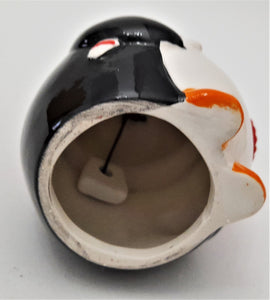 Decoratiune din Ceramica de Craciun Clopotel Pinguinul Mosului