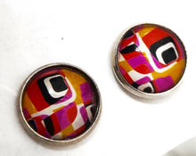 Încărcați imaginea în Galerie, Cercei Huggy Buton Motiv Geometric Multicolor