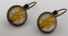 Încărcați imaginea în Galerie, Cercei Hand Made Motiv Floral Frezii