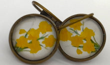 Încărcați imaginea în Galerie, Cercei Hand Made Motiv Floral Frezii