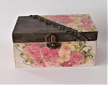 Încărcați imaginea în Galerie, Cutie Bijuterii din Lemn Trandafiri Roz si Albi Vintage