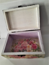 Încărcați imaginea în Galerie, Cutie Bijuterii din Lemn Trandafiri Roz si Albi Vintage