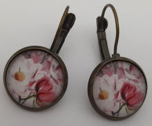 Încărcați imaginea în Galerie, Cercei Hand Made Flori Albe si Roz