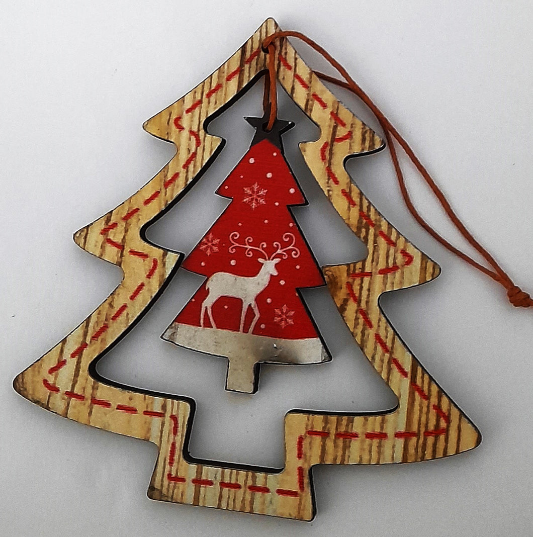 Decoratiune din Lemn Brad Medalion cu Bradut Crem Caprioara de Craciun