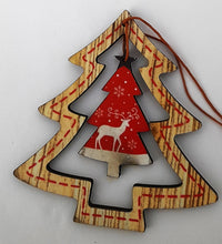 Încărcați imaginea în Galerie, Decoratiune din Lemn Brad Medalion cu Bradut Crem Caprioara de Craciun
