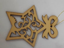 Încărcați imaginea în Galerie, Decoratiune de Brad din Lemn Pirogravata de Craciun Steluta cu Funda