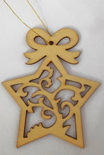 Încărcați imaginea în Galerie, Decoratiune de Brad din Lemn Pirogravata de Craciun Steluta cu Funda