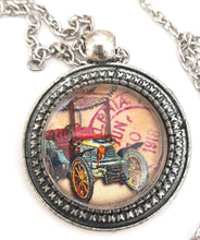 Încărcați imaginea în Galerie, Colier cu Pandantiv Vintage Auto pe Carte Postala
