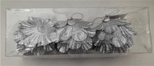 Încărcați imaginea în Galerie, Set Globuri de Craciun Uniculoare de Brad 3 buc Argintiu cu Petale 6.50 cm