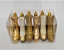 Încărcați imaginea în Galerie, Set Globuri de Craciun Model Cizme pentru Brad 6 buc, Aurii Alb